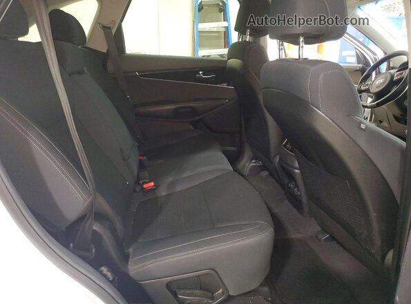 5XYPGDA39HG259196 2017 KIA SORENTO White Widok wnętrza z tyłu