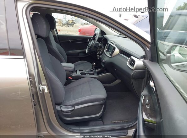 5XYPGDA3XHG332088 2017 KIA SORENTO Gray Widok wnętrza z przodu