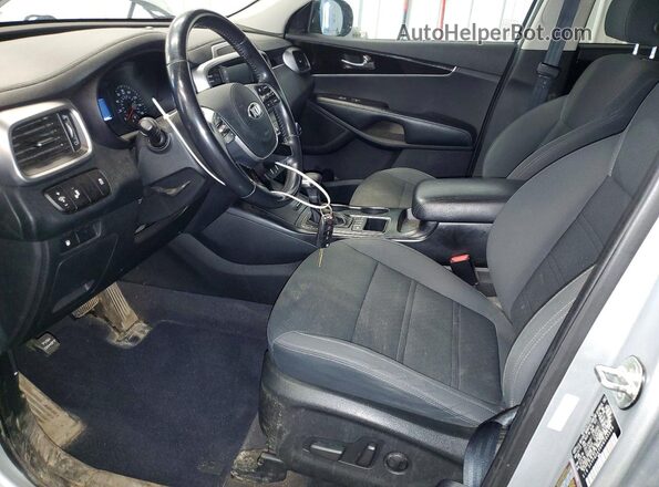 5XYPGDA56KG583599 2019 KIA SORENTO Серебряный Вид салона спереди
