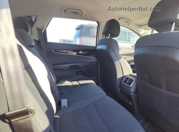 5XYPGDA57HG207082 2017 KIA SORENTO Silver Vista interior trasera
