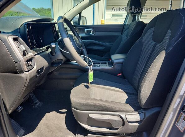5XYRGDLC4NG116934 2022 KIA SORENTO Серебряный Вид салона спереди