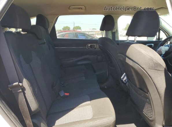 5XYRGDLC8PG251546 2023 KIA SORENTO White Widok wnętrza z tyłu