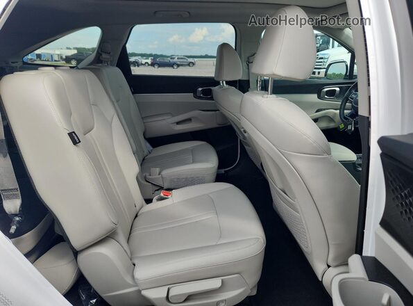 5XYRH4JF9SG328606 2025 KIA SORENTO White Вид задньої частини салону