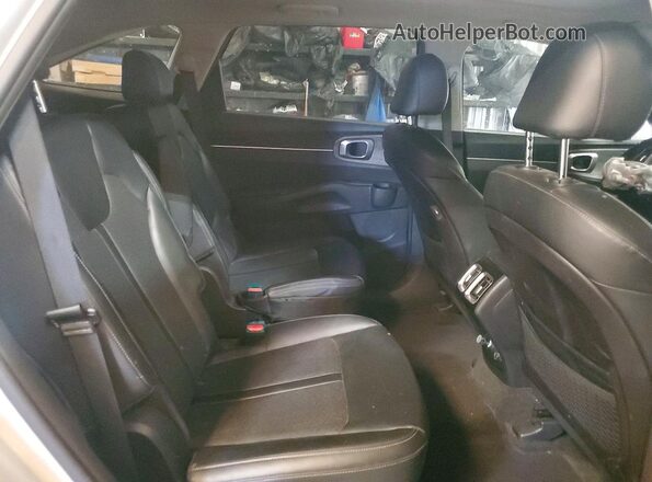 5XYRH4LF5NG086589 2022 KIA SORENTO Silver Սալոնի հետևի տեսք