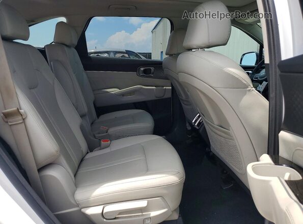 5XYRK4LF9PG170774 2023 KIA SORENTO White Widok wnętrza z tyłu