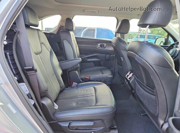 5XYRKDLF1MG056893 2021 KIA SORENTO Silver Widok wnętrza z tyłu