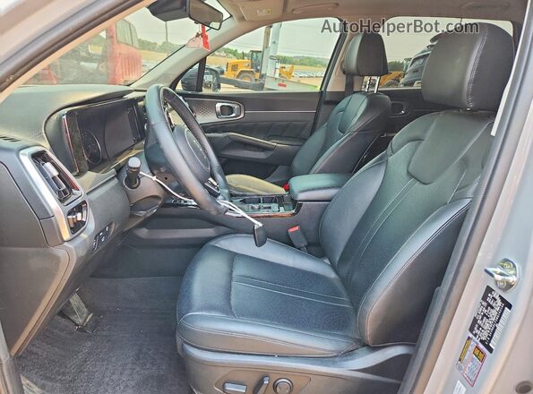 5XYRKDLF5NG142144 2022 KIA SORENTO Gray Vista interior delantera