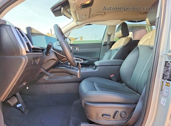 5XYRLDJC6TG435389 2026 KIA SORENTO Silver წინა სალონის ხედი