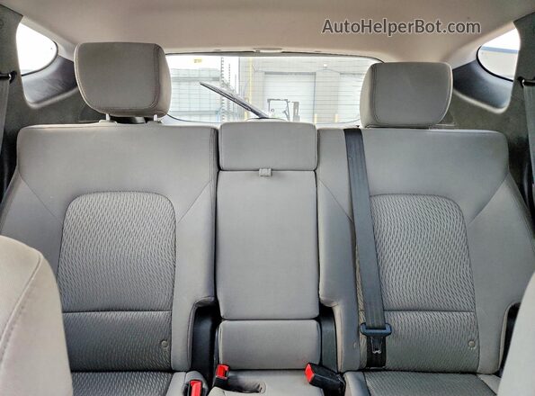 5XYZT3LB3JG558689 2018 HYUNDAI SANTA Silver Widok tylnych siedzeń