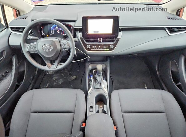 5YFB4MDE2TP390667 2026 TOYOTA COROLLA Red Widok deski rozdzielczej