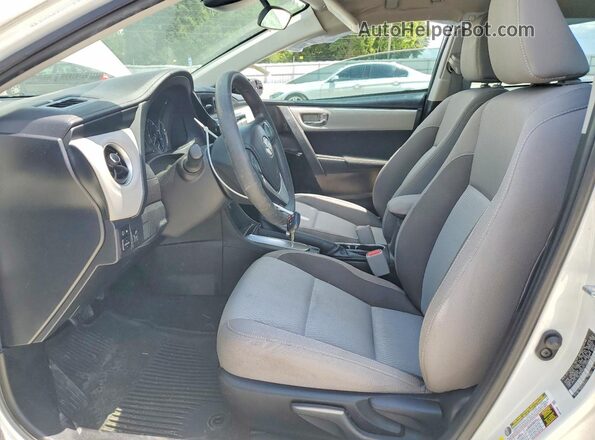 5YFBPRHE7JP806336 2018 TOYOTA COROLLA White Widok wnętrza z przodu