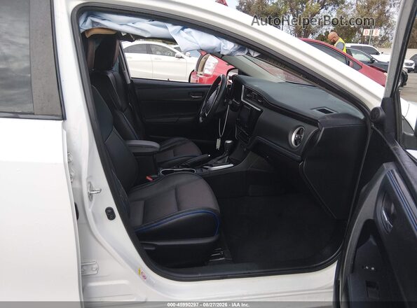 5YFBURHE1JP751875 2018 TOYOTA COROLLA Белый Вид салона спереди