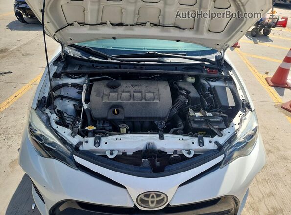 5YFBURHE4HP630221 2017 TOYOTA COROLLA White Widok wnętrza z tyłu