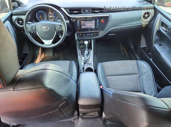 5YFBURHE4JP799080 2018 TOYOTA COROLLA Red Widok deski rozdzielczej