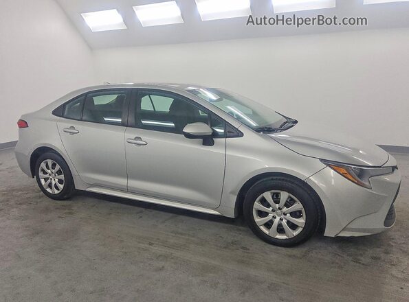 5YFEPMAE6MP206986 2021 TOYOTA COROLLA Серебряный Передняя правая четверть