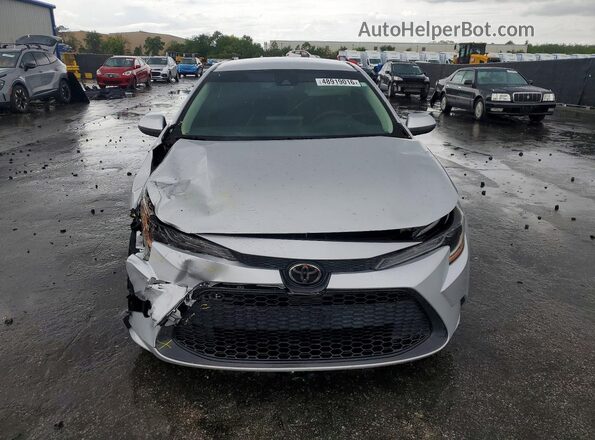 5YFEPMAE8NP385856 2022 TOYOTA COROLLA Silver Widok z przodu