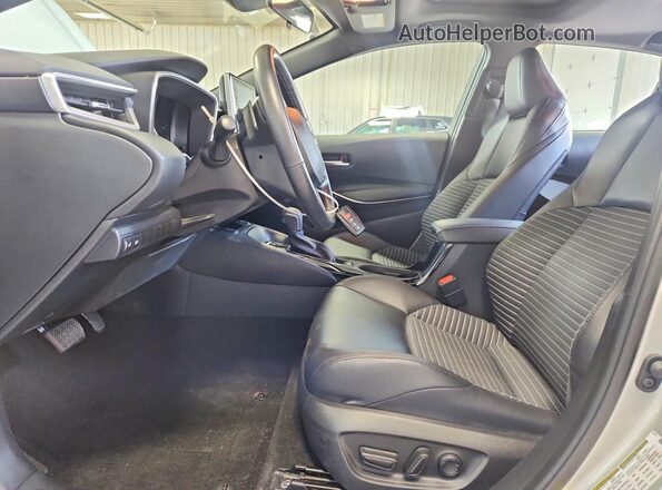 5YFT4MCE2NP139138 2022 TOYOTA COROLLA Silver Widok wnętrza z przodu