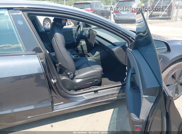 5YJ3E1EA0SF918552 2025 TESLA MODEL 3 Gray Vista interior delantera