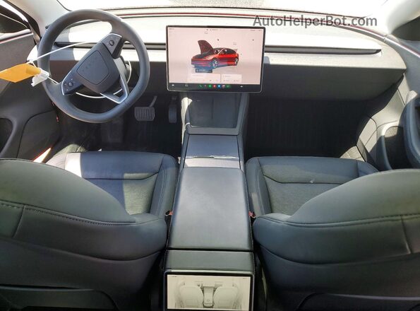 5YJ3E1EA4SF012792 2025 TESLA MODEL Красный Вид панели приборов