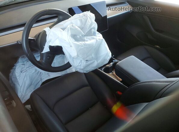 5YJ3E1EA6KF308803 2019 TESLA MODEL Red Вид панелі приладів