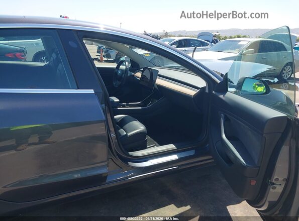 5YJ3E1EAXKF400254 2019 TESLA MODEL 3 Gray Widok wnętrza z przodu