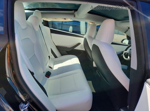 5YJ3E1EB0SF064946 2025 TESLA MODEL Black Widok tylnych siedzeń
