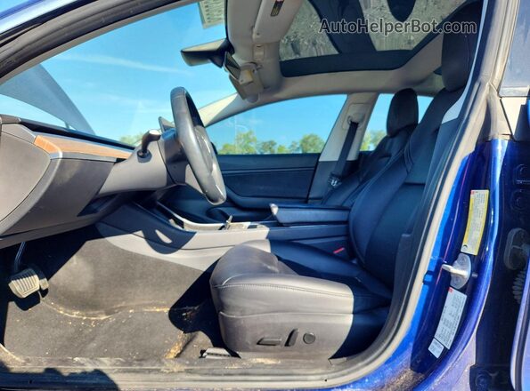 5YJ3E1EB1JF133867 2018 TESLA MODEL Blue წინა სალონის ხედი