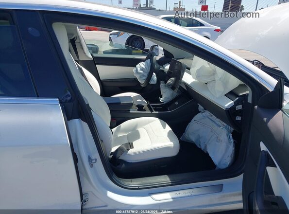5YJ3E1EB2KF513124 2019 TESLA MODEL 3 White Front interior view