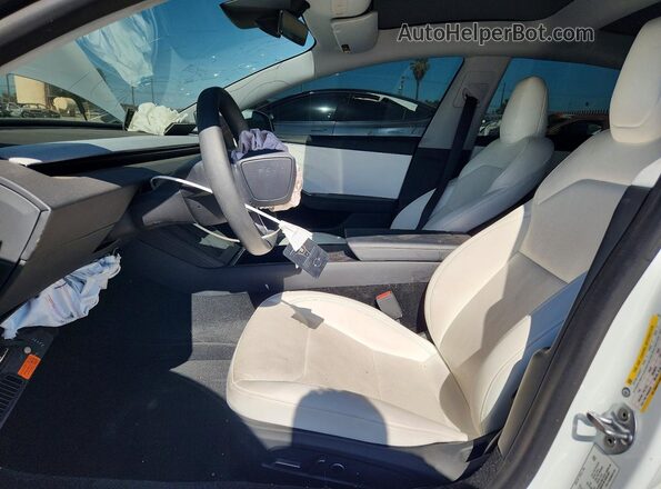 5YJ3E1EB2SF933773 2025 TESLA MODEL Белый Вид салона спереди