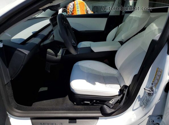 5YJ3E1EB2SF953098 2025 TESLA MODEL Белый Вид салона спереди