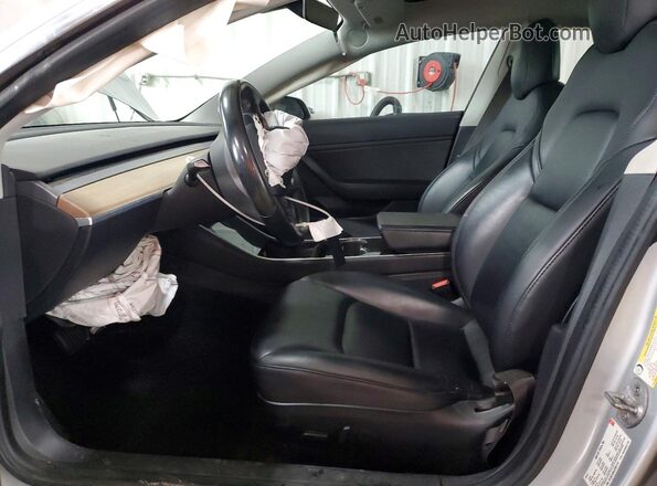 5YJ3E1EB4JF091114 2018 TESLA MODEL Silver წინა სალონის ხედი