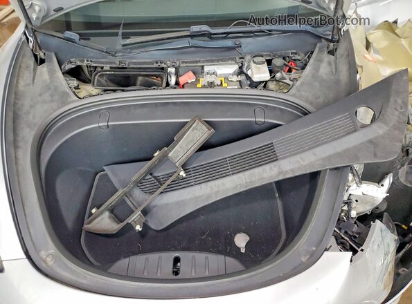 5YJ3E1EB4JF091114 2018 TESLA MODEL Silver უკანა სალონის ხედი