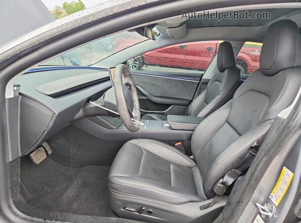 5YJ3E1EB5SF939096 2025 TESLA MODEL Серебряный Вид салона спереди