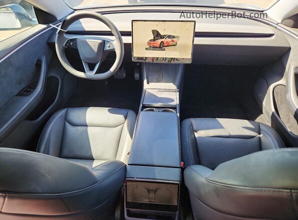 5YJ3E1EB7RF744692 2024 TESLA MODEL Серый Вид панели приборов