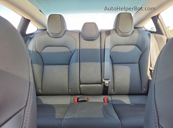 5YJ3E1EB7TF143063 2026 TESLA MODEL White Vista de los asientos traseros