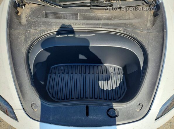 5YJ3E1EB7TF143063 2026 TESLA MODEL White Vista del compartimento del motor