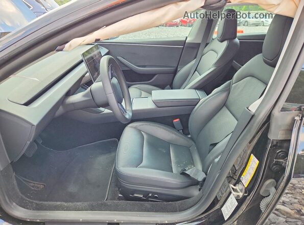 5YJ3E1EBXRF773734 2024 TESLA MODEL Черный Вид салона спереди