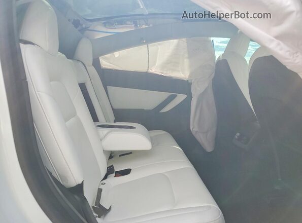 5YJYGDEE9LF055661 2020 TESLA MODEL White Widok tylnych siedzeń