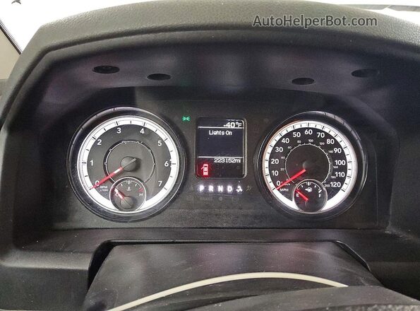 1C6RR6KT7KS633486 2019 RAM 1500 White Widok tylnych siedzeń