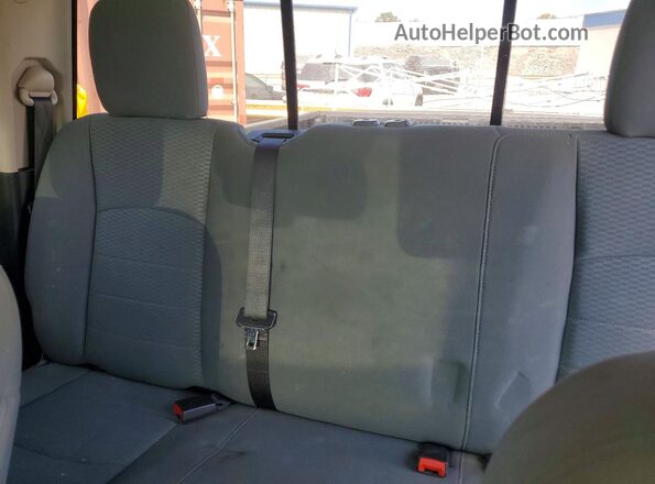 1C6RR7GG4HS792301 2017 RAM 1500 Green Widok wnętrza z tyłu