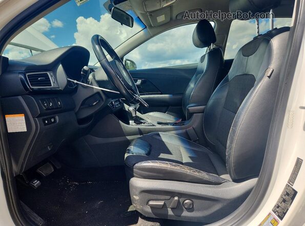 KNDCC3LC8H5065513 2017 KIA NIRO White Вид панелі приладів