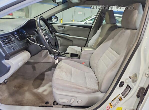 4T1BF1FK2HU802765 2017 TOYOTA CAMRY Белый Вид панели приборов