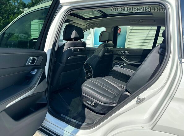 5UX23EM07S9Y27594 2025 BMW X7 White Вид задніх сидінь
