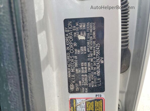 KNDJN2A2XJ7582425 2018 KIA SOUL Silver Vista de la etiqueta del VIN