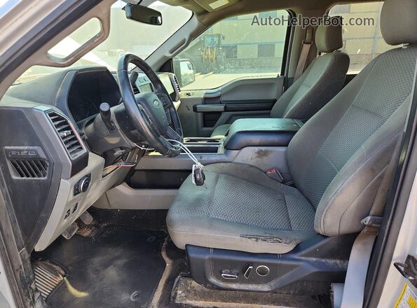 1FTEW1E58JKF39910 2018 FORD F150 Silver Widok deski rozdzielczej