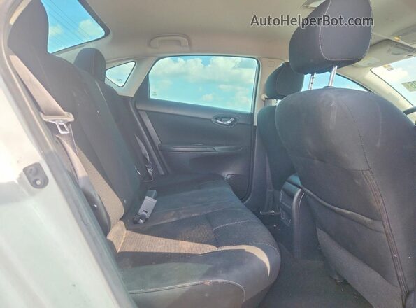 3N1AB7AP5HY247702 2017 NISSAN SENTRA White Widok wnętrza z tyłu