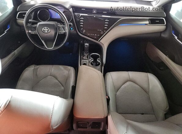 4T1BZ1HK0JU506718 2018 TOYOTA CAMRY Red Widok zestawu wskaźników
