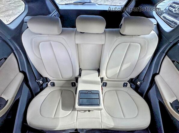 WBXJG7C0XL5P55560 2020 BMW X1 Gray Vista interior trasera