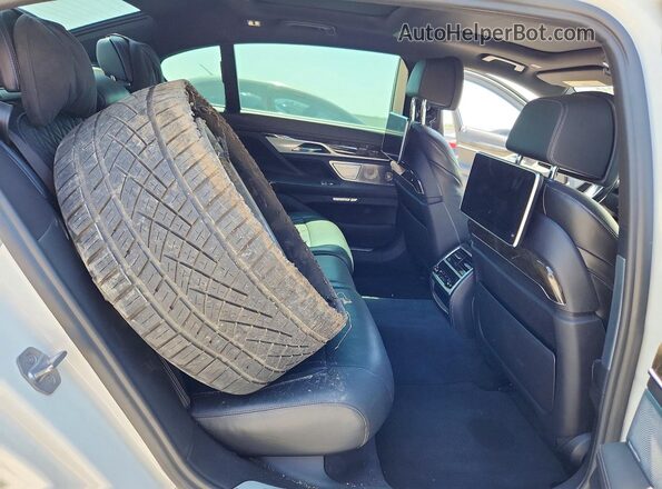 WBA7F2C53JG423595 2018 BMW 7 SERIES White Widok wnętrza z tyłu