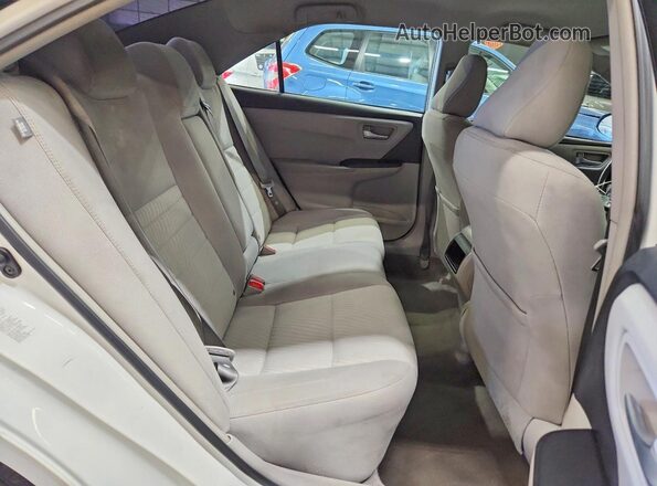 4T1BF1FK2HU802765 2017 TOYOTA CAMRY Белый Вид задней части салона